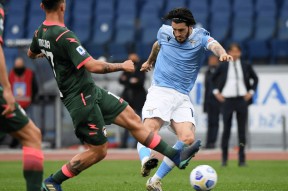 开云棋牌下载包含国际比赛日意甲传出新动向，塞维利亚战术微调，管理层表态——引发热议，阵容厚度经受考验的词条